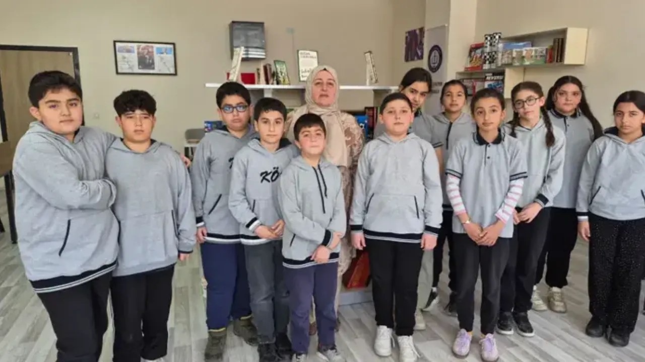 Kahramanmaraşlı Annenin Vefası: Deprem Şehitleri İçin Kütüphane