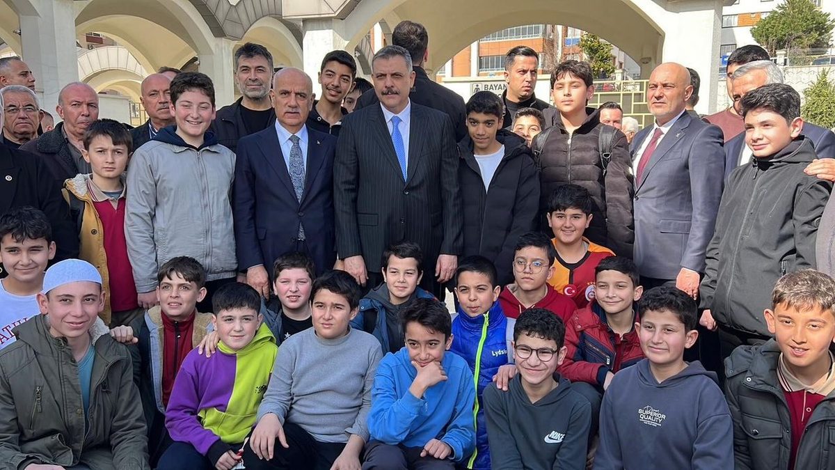 Kahramanmaraş'ta Bakan Çiftçi'ye Sevgi Seli: Cami Çıkışı İzdiham