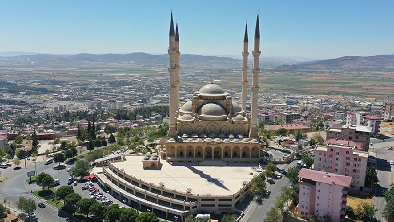 Kahramanmaraş Onikişubat'ta Şehit Öğretmen ve Öğrenciler Anıldı