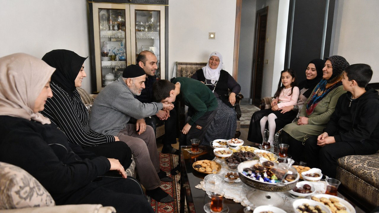 Kahramanmaraş'ta Kurban Bayramı'nın ikinci gününde bayramlaşma coşkusu yaşanıyor. Çocukların neşesi ve aile ziyaretleri…