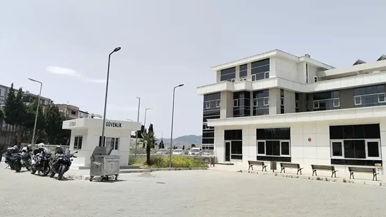 Kahramanmaraş gündemine yansıyan haberde, İzmir Torbalı'da bir şantiye alanında yanmış kadın cesedi bulundu. Cesedin Em…