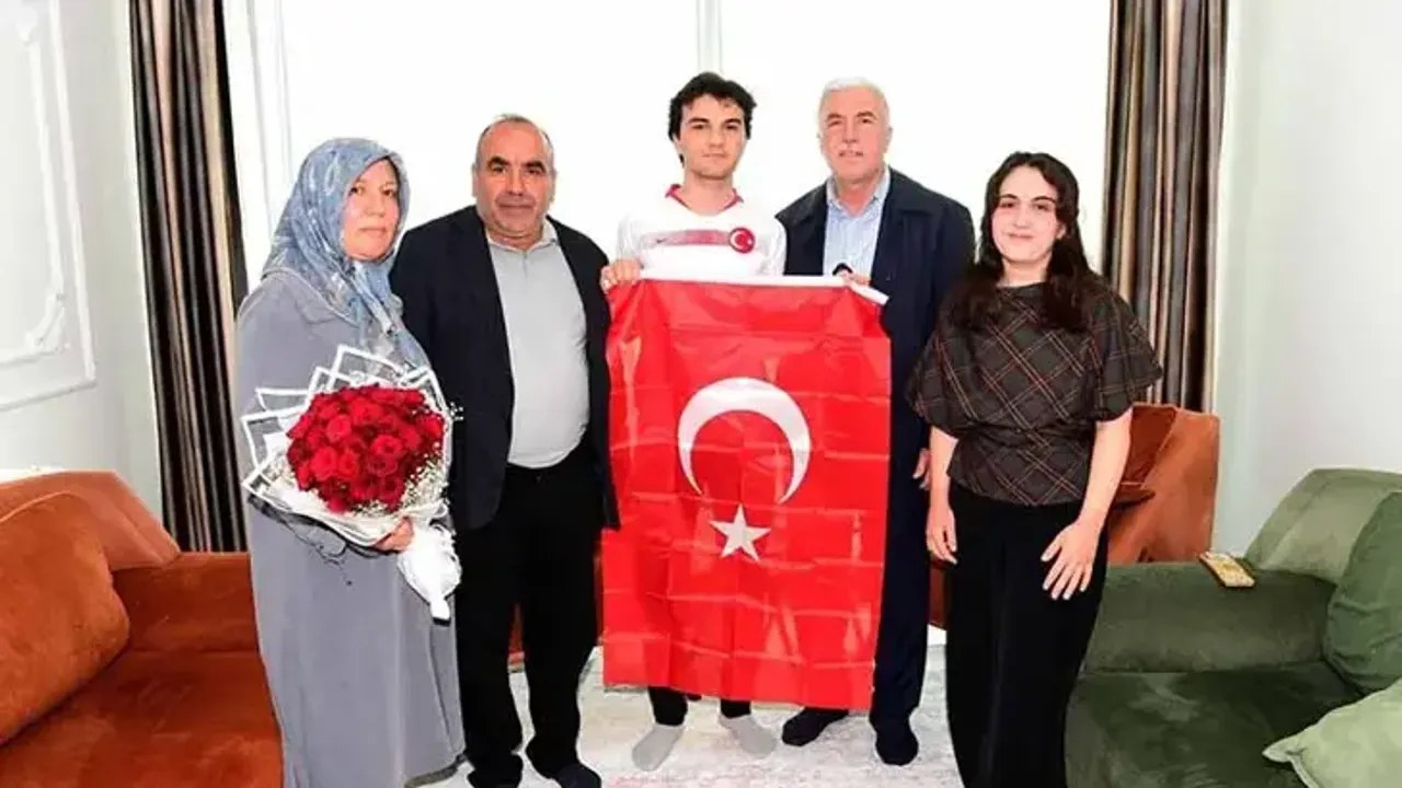Malatya'da CİMER, Yıpranan Bayrağı İçin Başvuran Gence Destek Oldu