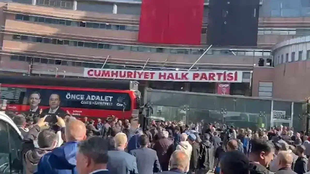 CHP Genel Merkezi'nde Tahliye Gerginliği: Taşlar Havada Uçuştu