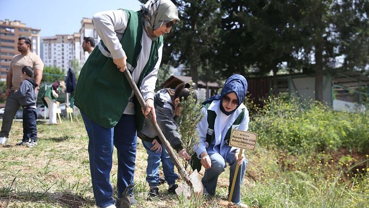 Kahramanmaraş'ta okul saldırısında hayatını kaybeden 10 kişi için fidan dikildi. Yeşilay ve öğrenciler, şehitlerin anıs…