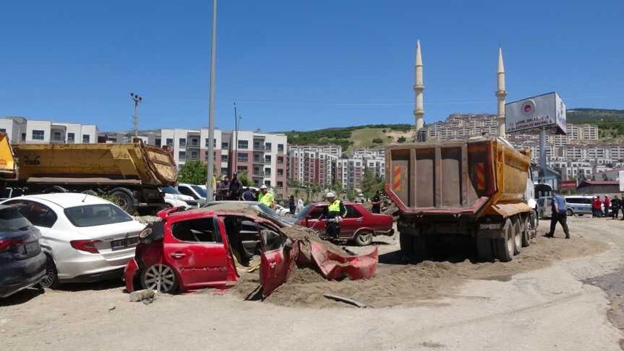 Kahramanmaraş Dulkadiroğlu'nda freni boşalan kum yüklü bir kamyon, 7 araca çarparak durabildi. Korkunç kazada 6 kişi ya…