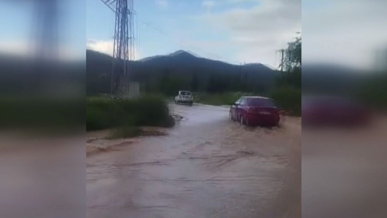 Kahramanmaraş'ın Andırın ilçesi, şiddetli sağanak yağışla mücadele etti. Derelerin taşması ve yolların göle dönmesiyle …