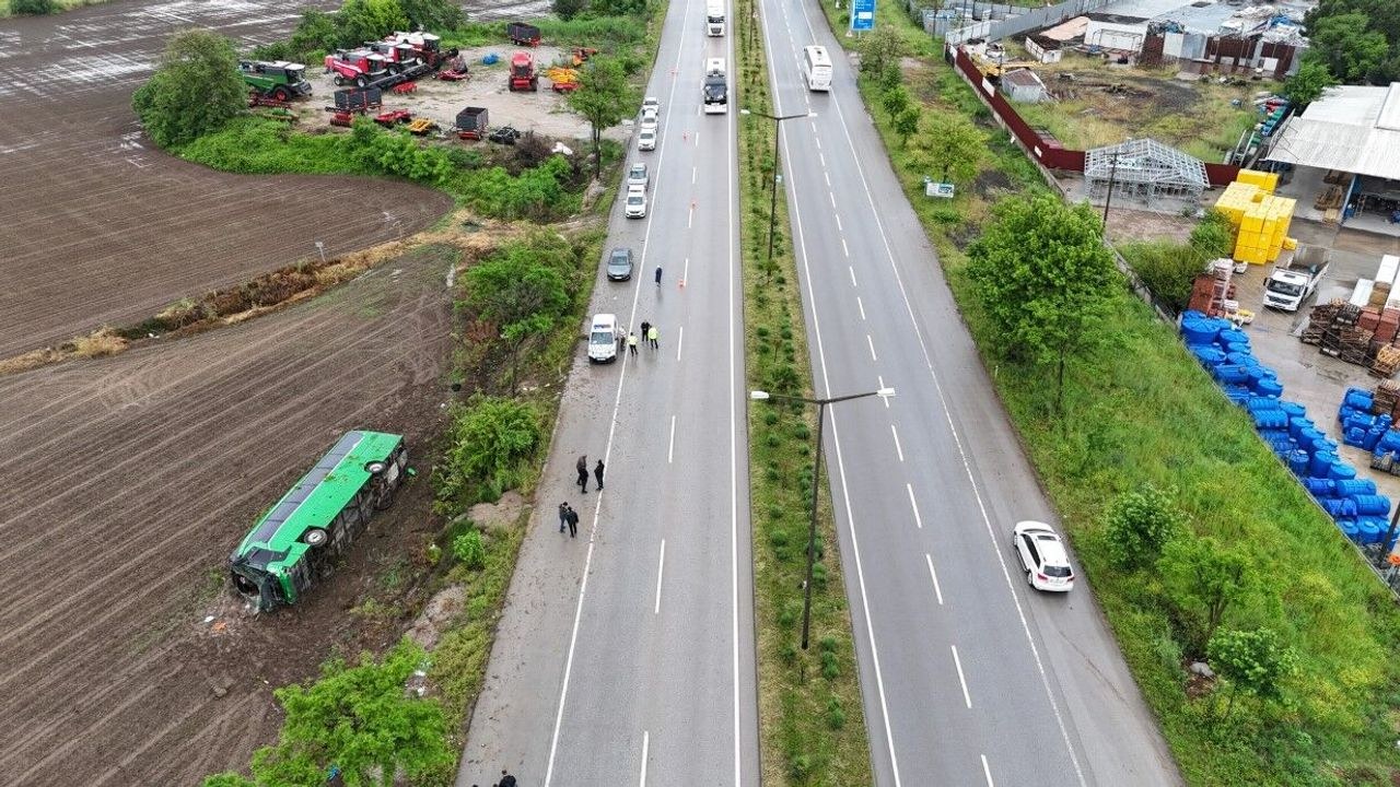 Biga'da Tur Otobüsü Devrildi: 46 Yolcu ve Şoför Yaralandı