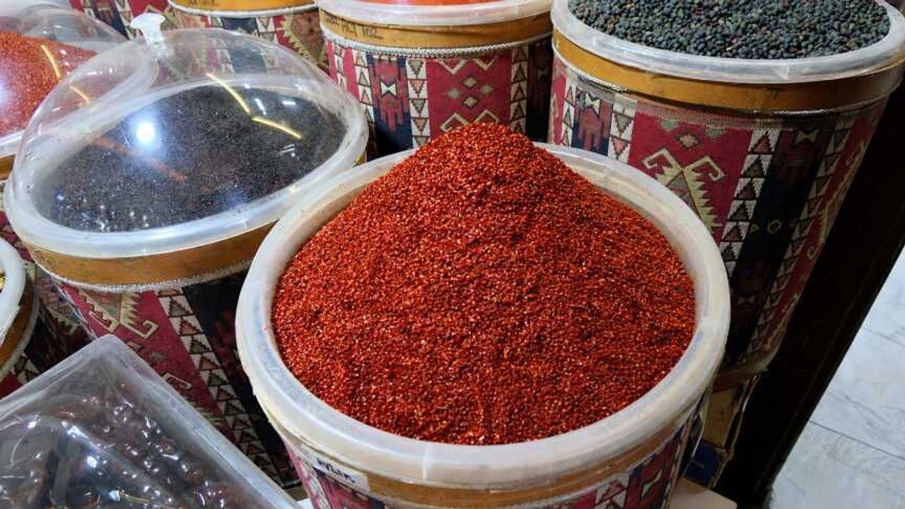 Kahramanmaraş'ta bayram öncesi baharatçılar pul biber ve yöresel baharatlara yoğun ilgiyle karşılaştı. Artan talep esna…