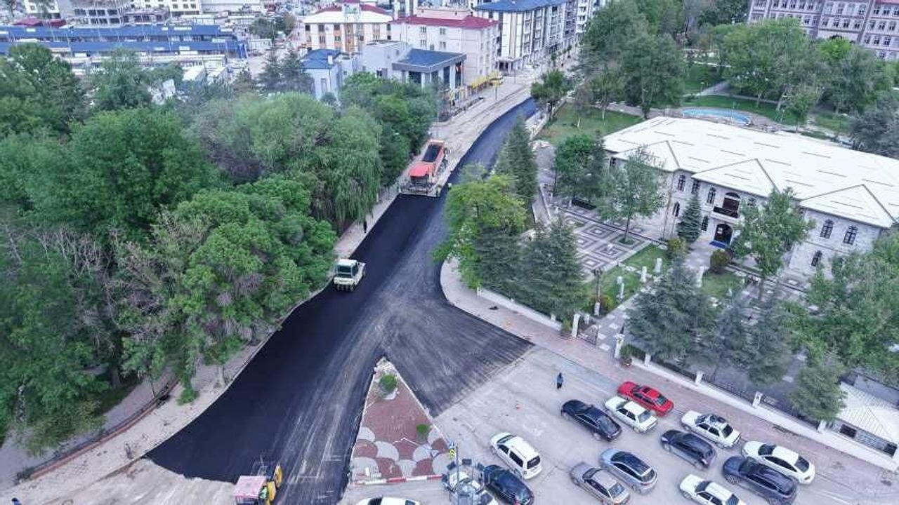 Kahramanmaraş Büyükşehir Belediyesi, Elbistan'ın kritik Pınarbaşı Caddesi'nde 2,5 kilometrelik asfalt serimine başladı.…
