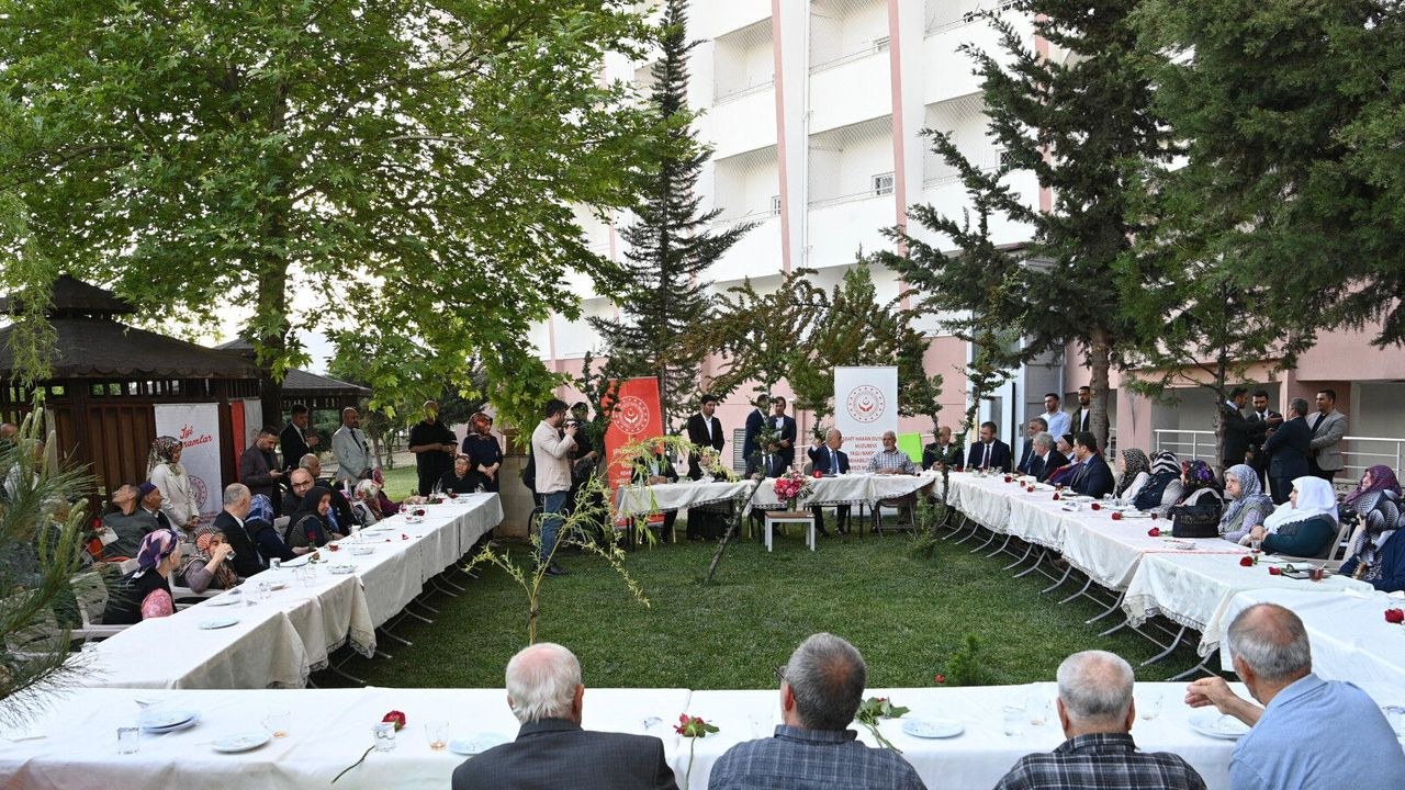 Kahramanmaraş'ta Bayram Coşkusu Ulu Çınarlarla Paylaşıldı