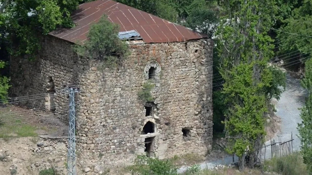 Kahramanmaraş Onikişubat'taki Kısıklı Mahallesi'nde bulunan tarihi Ermeni kilisesi, çeşme ve papaz mezarı restore edilm…