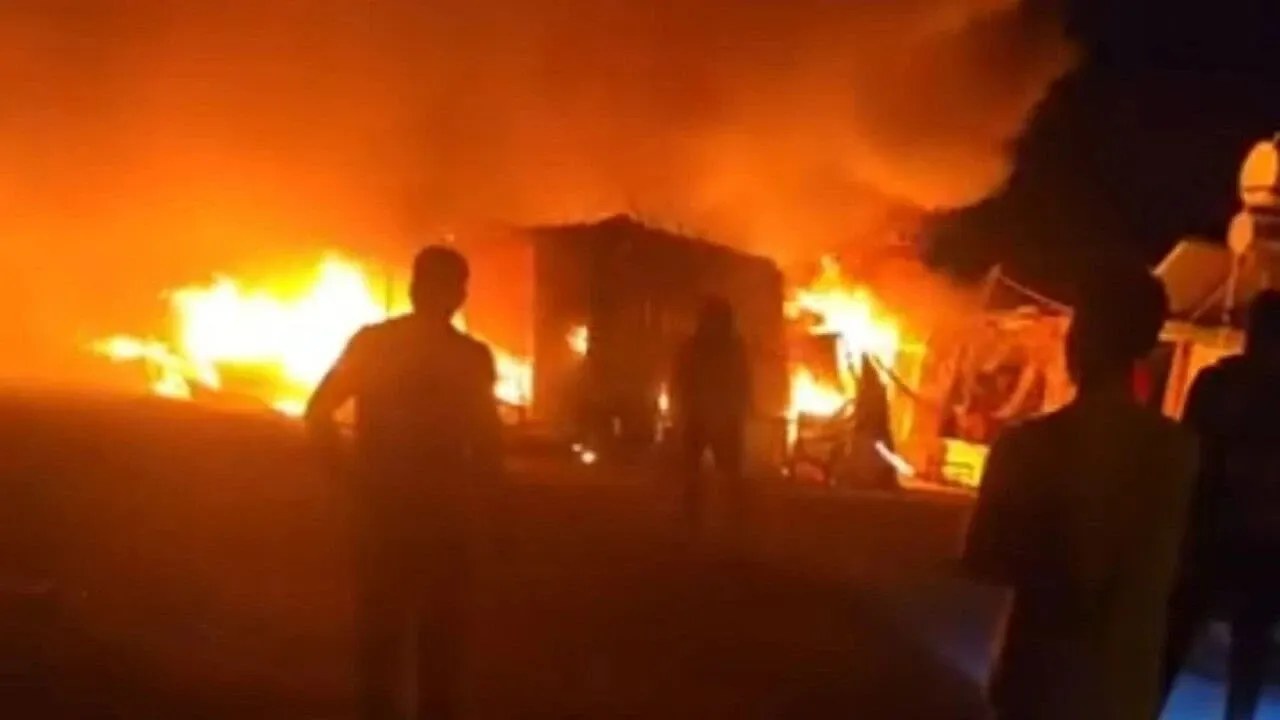 Kahramanmaraş Onikişubat'taki Döngele Mahallesi'nde çıkan ev yangını büyük paniğe neden oldu, alevler geceyi aydınlattı…