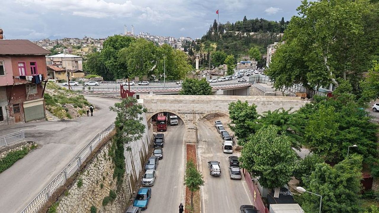 Kahramanmaraş Büyükşehir Belediyesi, tarihi Kanlıdere Köprüsü restorasyonu sonrası Kanlıdere Caddesi'ni çift yönlü olar…