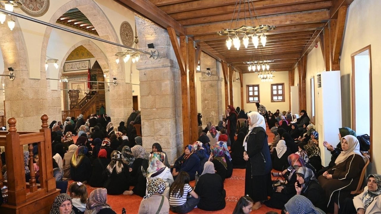 Kahramanmaraş Ulu Camii'nde Anneler Günü'nde düzenlenen Mevlid-i Şerif programında depremzede ve şehit anneleri anıldı.…