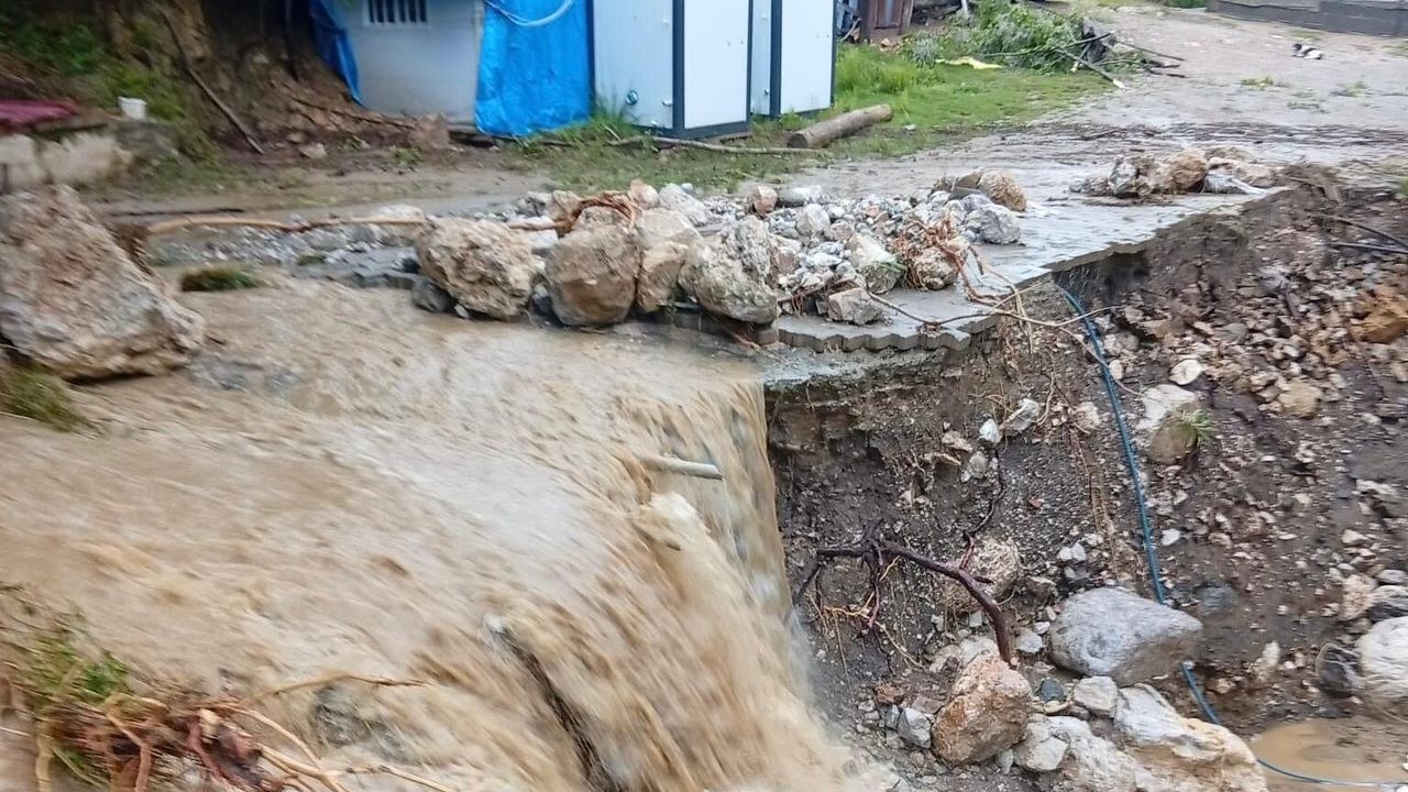 Kahramanmaraş Andırın'da şiddetli sağanak yağışlar sele dönüştü; dereler taştı, tarım arazileri sular altında kaldı. Yo…