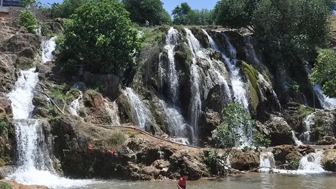 Kahramanmaraş'ın Sakçagözü Şelalesi, kuraklık sonrası 3 yıl aranın ardından yeniden coşkuyla akmaya başladı. Doğa tutku…