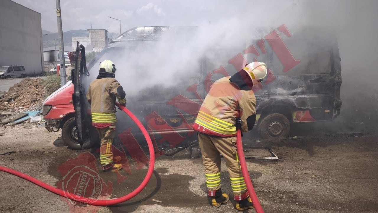 Kahramanmaraş Dulkadiroğlu'nda Ticari Araç Alev Alev Yandı