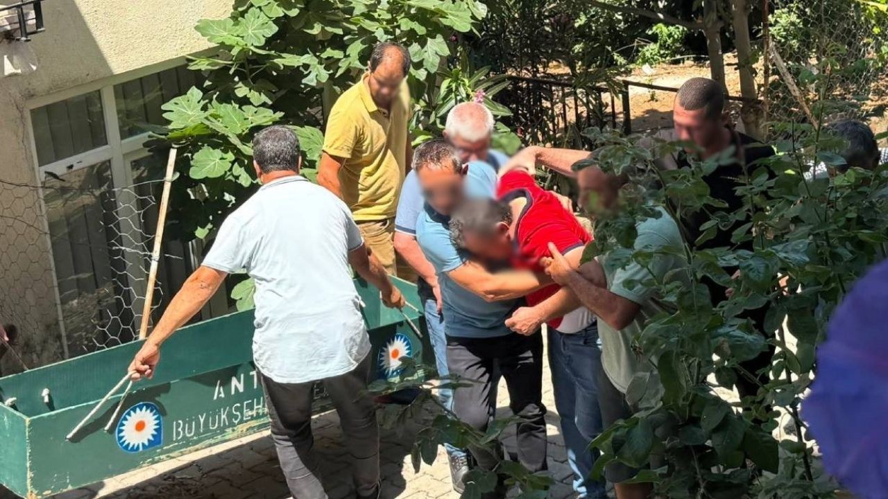 Kahramanmaras Kökez Mahallesi'nde 41 yaşındaki Mustafa Gök evinin bahçesinde ölü bulundu. Olay yerine polis ve sağlık e…
