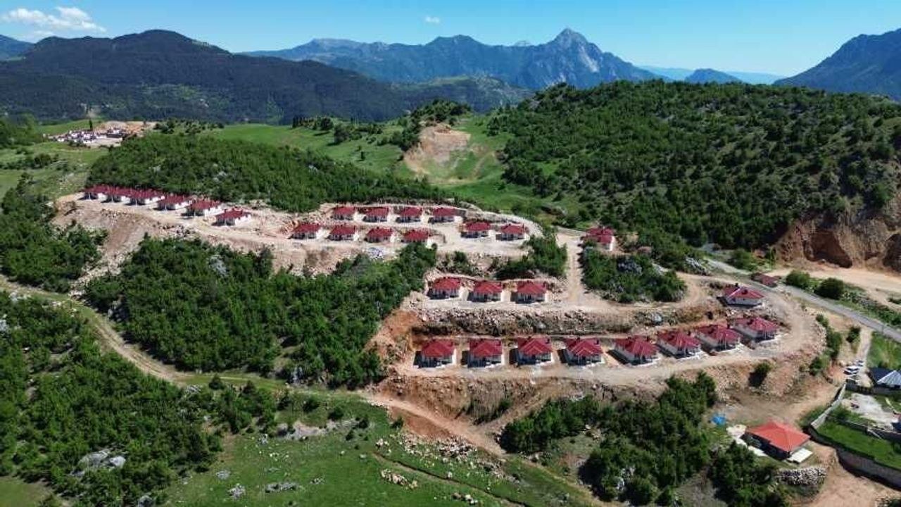 Kahramanmaraş Onikişubat'a bağlı Suluyayla Mahallesi'nde yapımı tamamlanan 30 çelik köy evi, altyapı eksikliği nedeniyl…