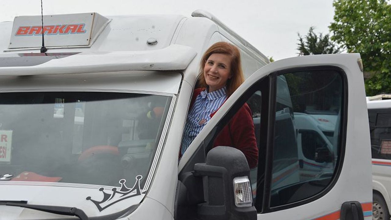 Mersin'den Adana'ya yerleşen Döne Dokuzoğlu, 30 yıllık tekstil işçiliğini bırakıp dolmuş şoförü oldu. Adana'da tek kadı…