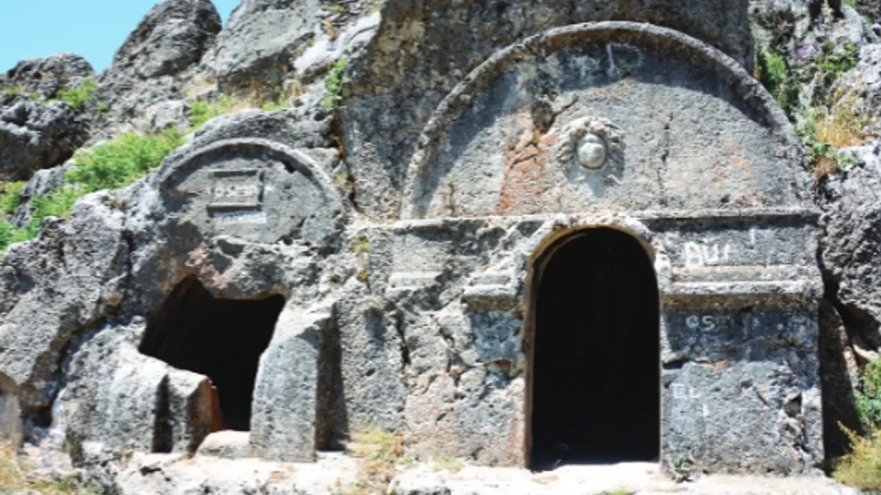 Kahramanmaraş Çukurhisar Kaya Mezarları Tarihseverleri Büyülüyor