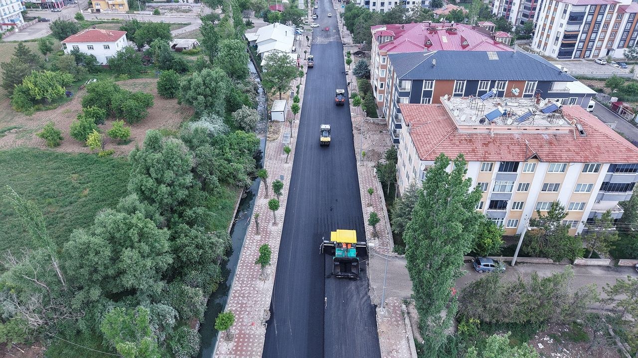 Kahramanmaraş Büyükşehir Belediyesi, Elbistan Pınarbaşı Caddesi'nde kapsamlı asfalt ve çevre düzenlemesi başlattı. Proj…