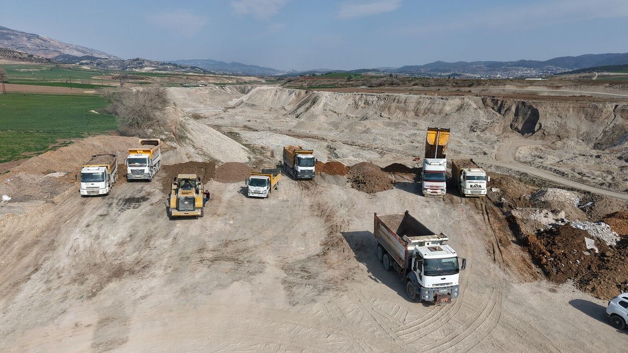 Kahramanmaraş Büyükşehir Belediyesi, Elbistan'da kaçak hafriyat dökümlerine karşı denetimlerini sıkılaştırdı. Kurallara…