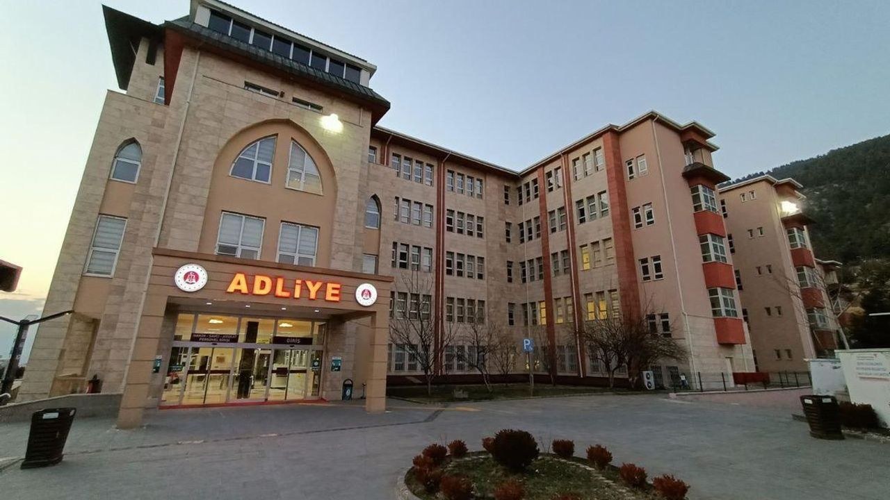 Kahramanmaraş Narkotik ekipleri, 20 milyon TL değerinde sentetik ecza ve kokain ele geçirdiği operasyonda 3 şüpheli tut…