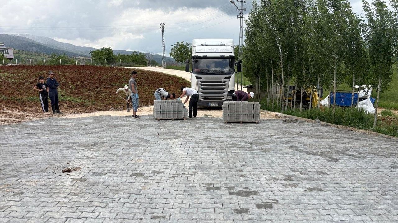 Kahramanmaraş Büyükşehir Belediyesi, Çağlayancerit Akdere Mahallesi'nde uzun yıllardır sorun olan stabilize yolları kil…
