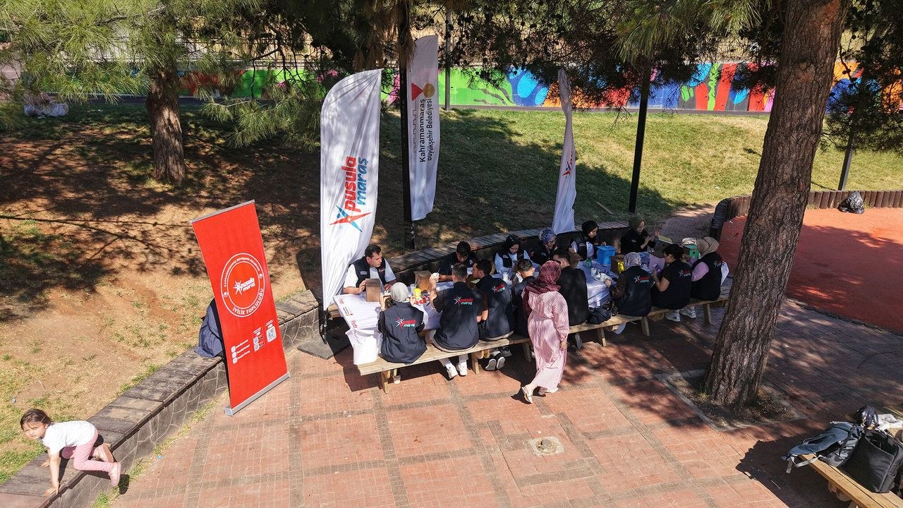 Kahramanmaraş Büyükşehir Belediyesi'nin 'Pusula Maraş' etkinliğinde gençler, Aliya İzzetbegoviç Millet Bahçesi'nde kuş …