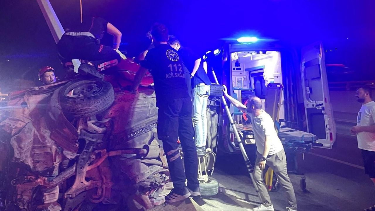 Kahramanmaraş Onikişubat'ta Kaza: Direğe Çarpan Araçta 2 Yaralı